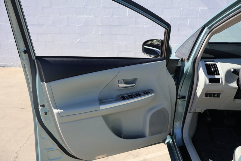 Toyota Prius V Vehicle Full-screen Gallery Image 14