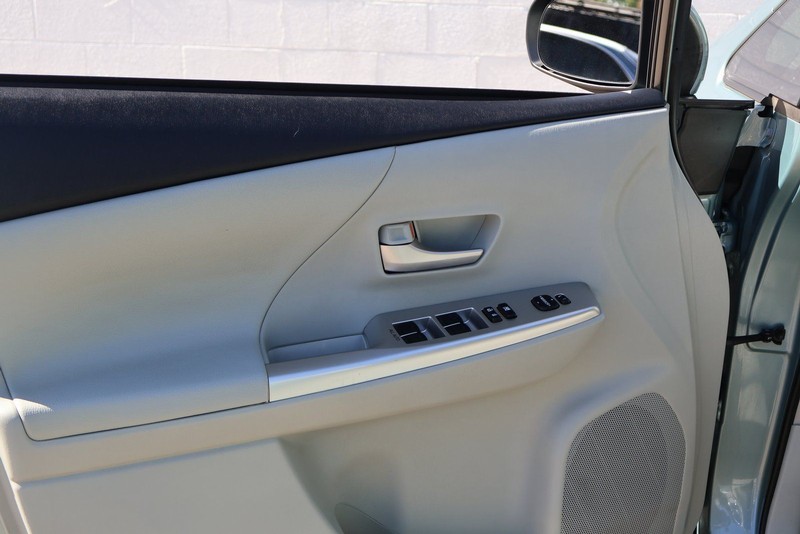 Toyota Prius V Vehicle Full-screen Gallery Image 15