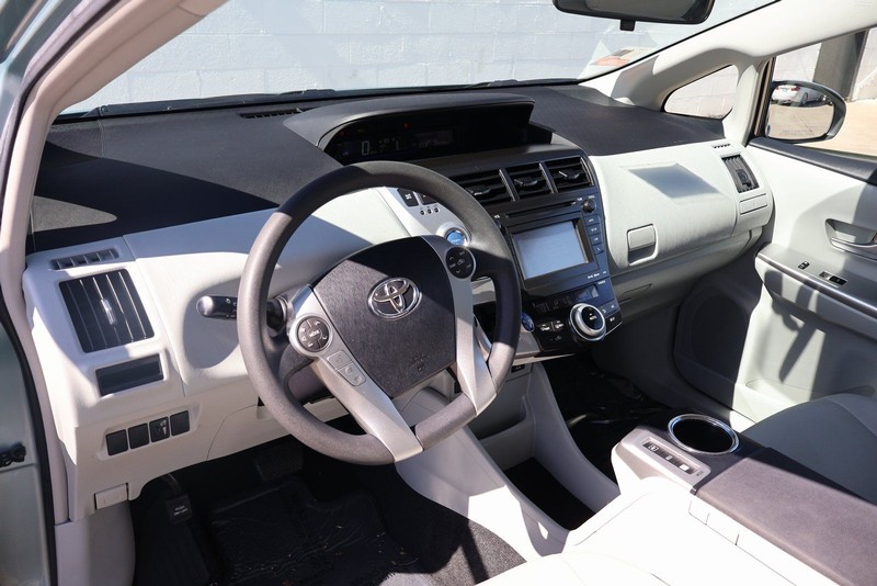Toyota Prius V Vehicle Full-screen Gallery Image 16