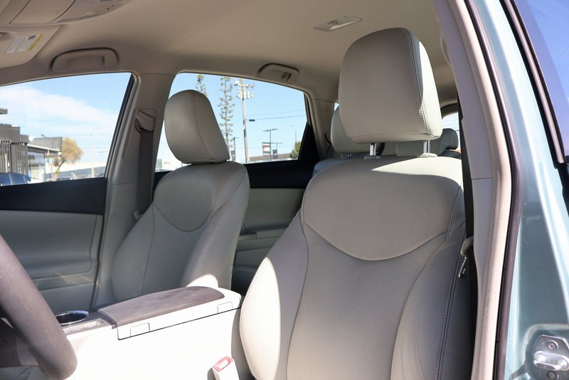 Toyota Prius V Vehicle Full-screen Gallery Image 17