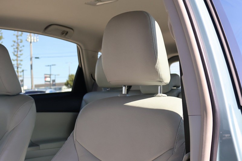 Toyota Prius V Vehicle Full-screen Gallery Image 18