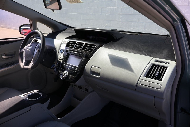 Toyota Prius V Vehicle Full-screen Gallery Image 19