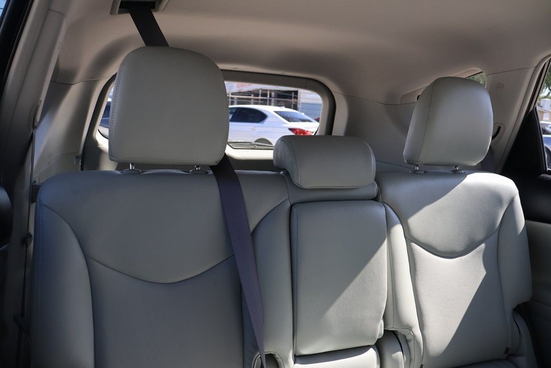 Toyota Prius V Vehicle Full-screen Gallery Image 21