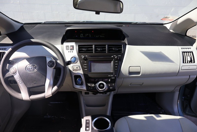 Toyota Prius V Vehicle Full-screen Gallery Image 22