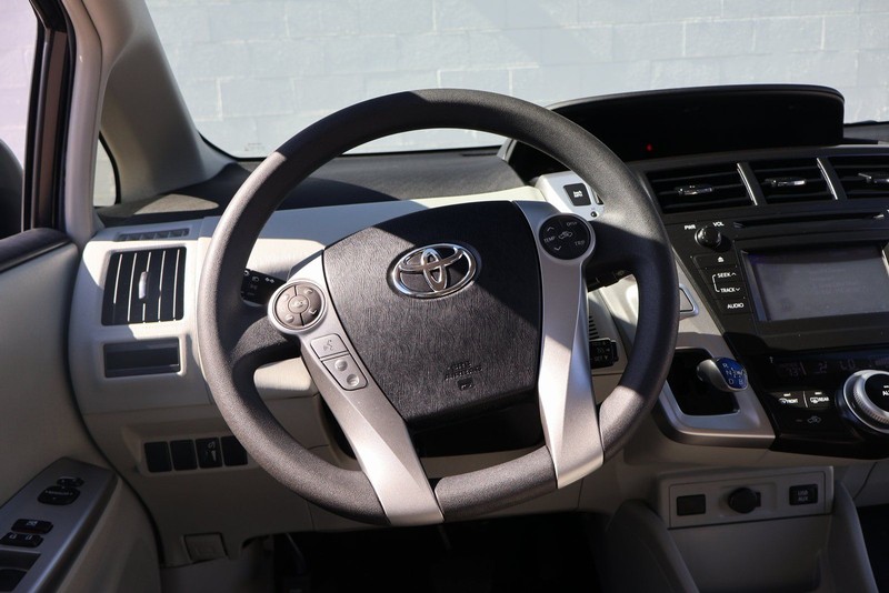 Toyota Prius V Vehicle Full-screen Gallery Image 24