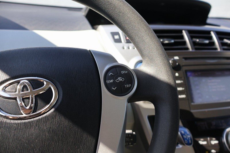 Toyota Prius V Vehicle Full-screen Gallery Image 26