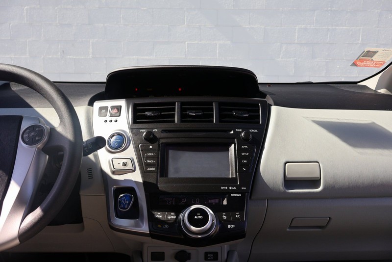 Toyota Prius V Vehicle Full-screen Gallery Image 28