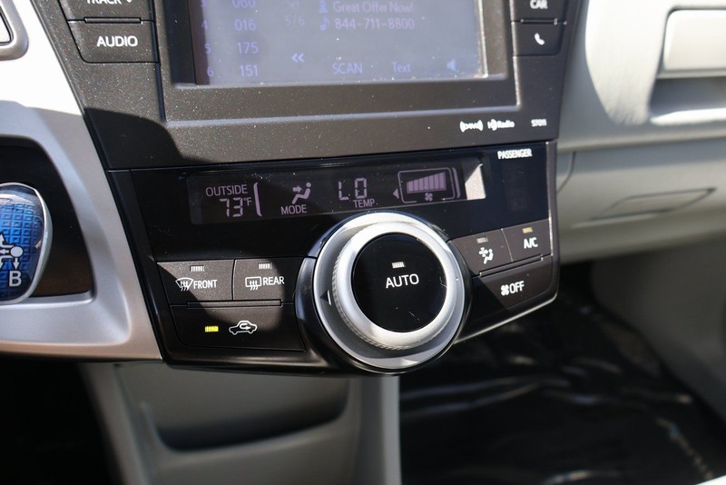 Toyota Prius V Vehicle Full-screen Gallery Image 31