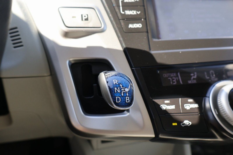 Toyota Prius V Vehicle Full-screen Gallery Image 32