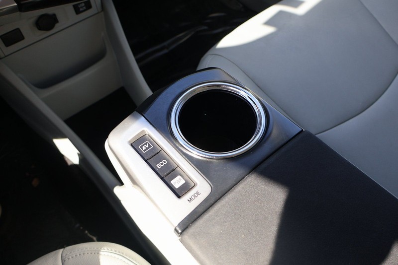 Toyota Prius V Vehicle Full-screen Gallery Image 33