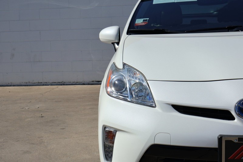 Toyota Prius Vehicle Full-screen Gallery Image 03