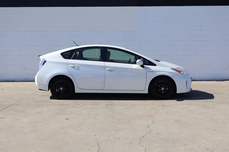 Toyota Prius Vehicle Full-screen Gallery Image 04