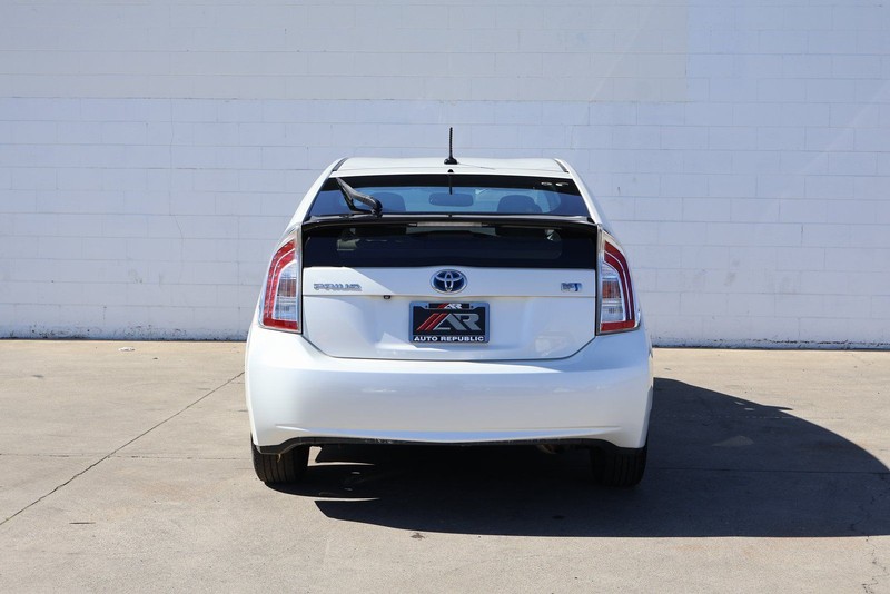 Toyota Prius Vehicle Full-screen Gallery Image 06