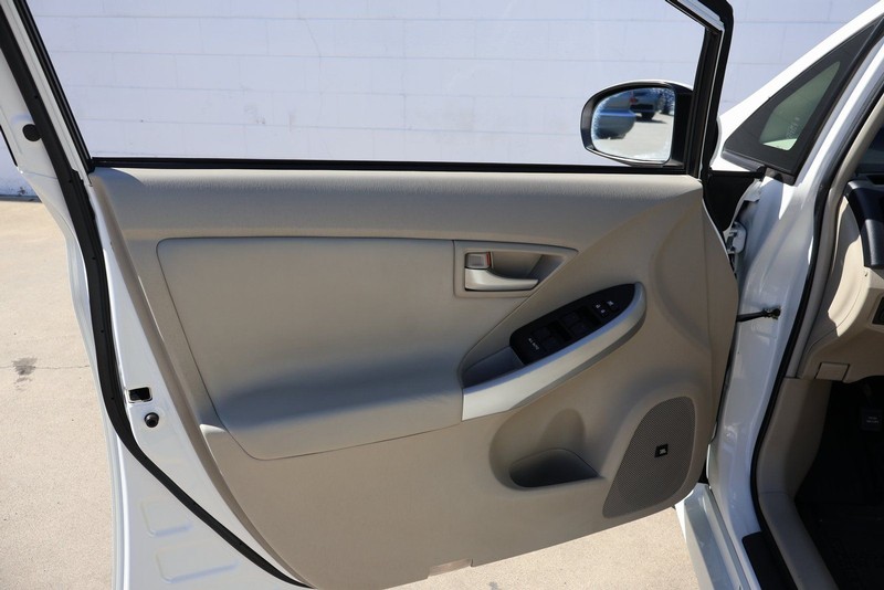 Toyota Prius Vehicle Full-screen Gallery Image 14