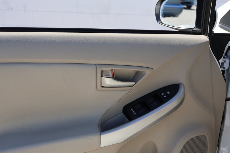 Toyota Prius Vehicle Full-screen Gallery Image 15