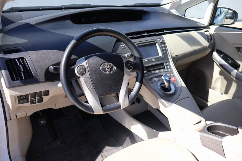 Toyota Prius Vehicle Full-screen Gallery Image 16