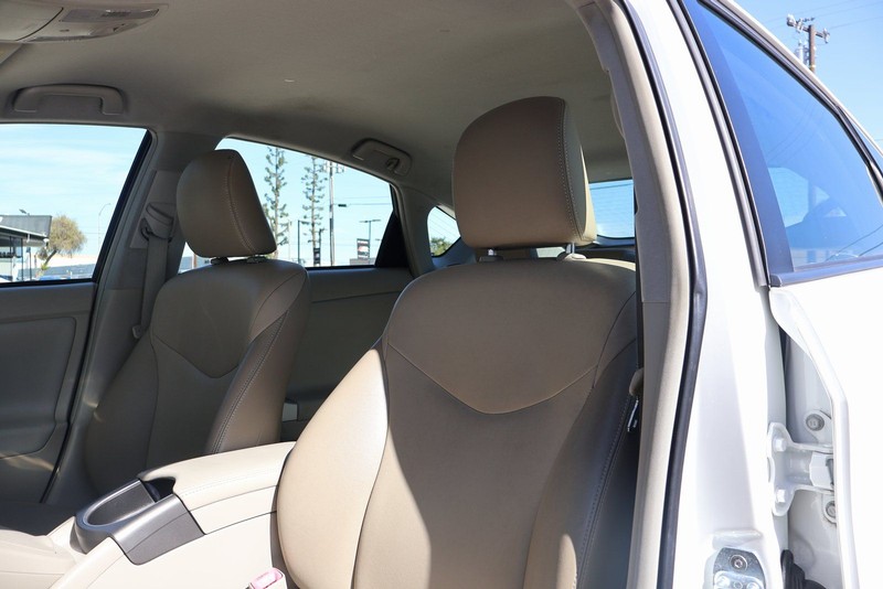 Toyota Prius Vehicle Full-screen Gallery Image 17