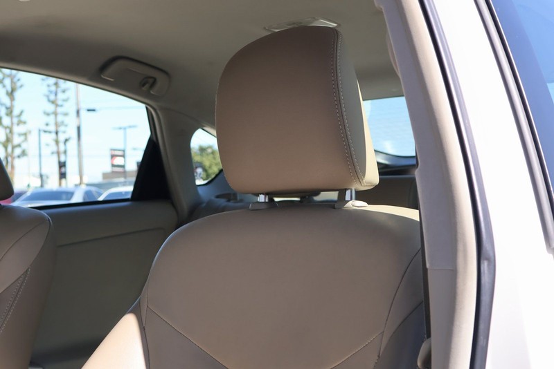 Toyota Prius Vehicle Full-screen Gallery Image 18