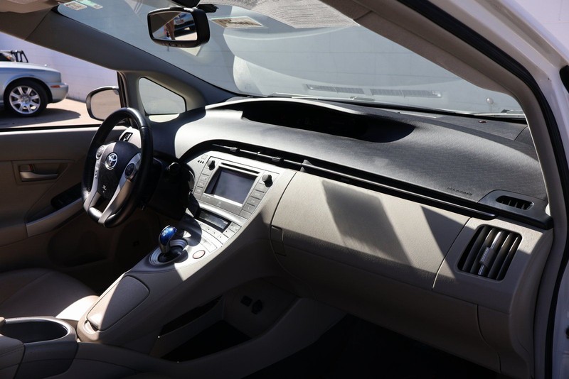 Toyota Prius Vehicle Full-screen Gallery Image 19