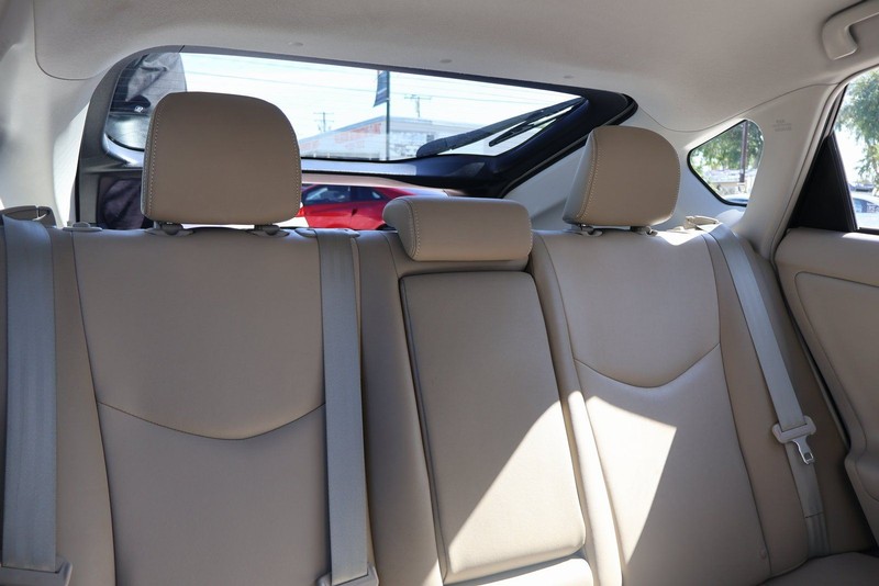 Toyota Prius Vehicle Full-screen Gallery Image 21