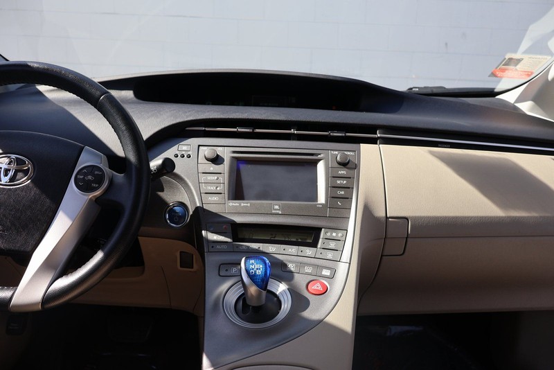 Toyota Prius Vehicle Full-screen Gallery Image 27