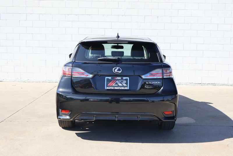 Lexus CT Vehicle Full-screen Gallery Image 06