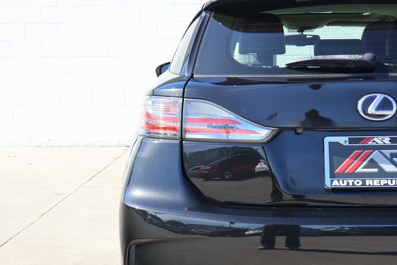 Lexus CT Vehicle Full-screen Gallery Image 07