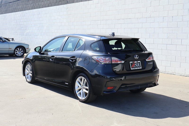 Lexus CT Vehicle Full-screen Gallery Image 09