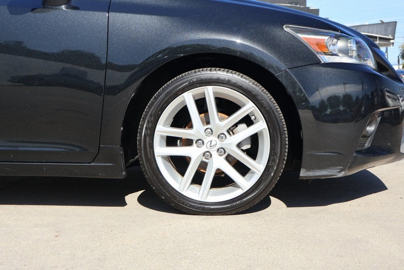 Lexus CT Vehicle Full-screen Gallery Image 13