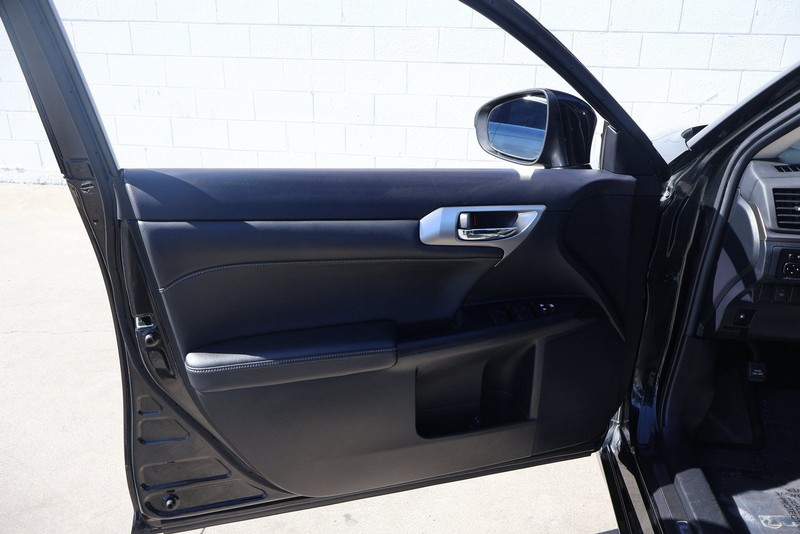 Lexus CT Vehicle Full-screen Gallery Image 14