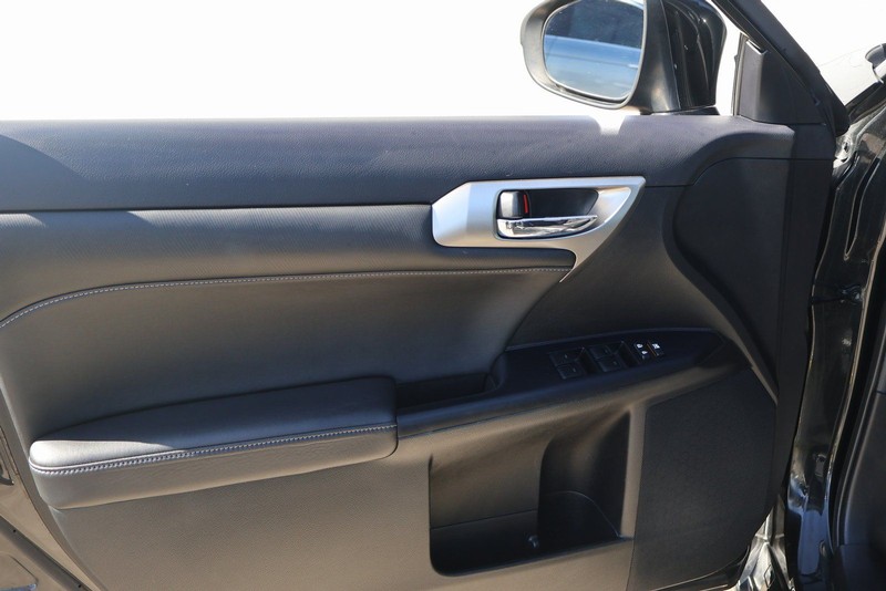 Lexus CT Vehicle Full-screen Gallery Image 15