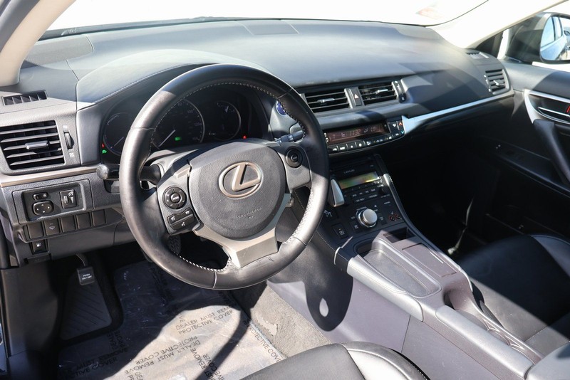 Lexus CT Vehicle Full-screen Gallery Image 16