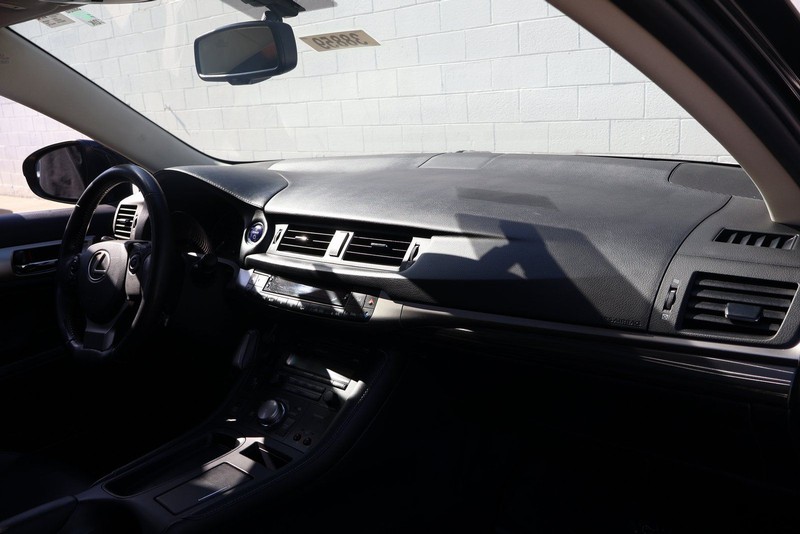 Lexus CT Vehicle Full-screen Gallery Image 19