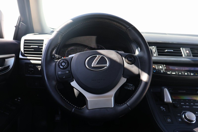 Lexus CT Vehicle Full-screen Gallery Image 25