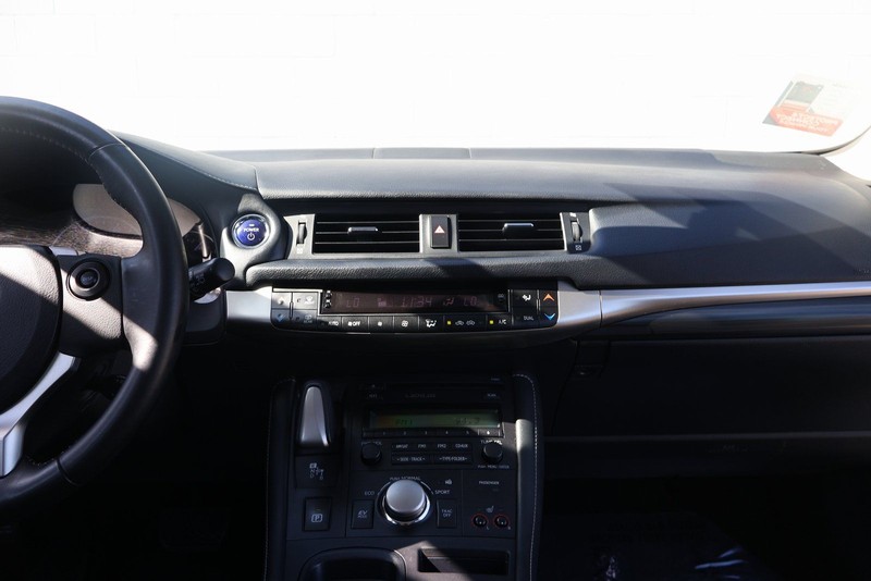 Lexus CT Vehicle Full-screen Gallery Image 29