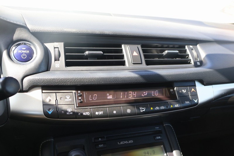 Lexus CT Vehicle Full-screen Gallery Image 30