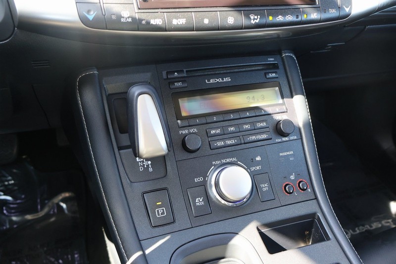 Lexus CT Vehicle Full-screen Gallery Image 31