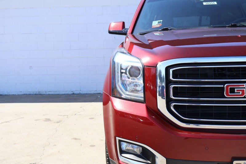 GMC Yukon Vehicle Full-screen Gallery Image 03