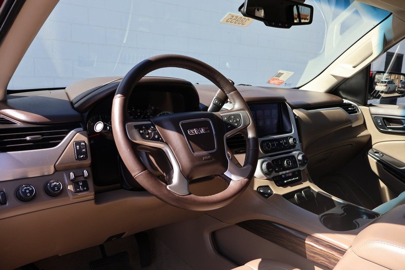 GMC Yukon Vehicle Full-screen Gallery Image 16