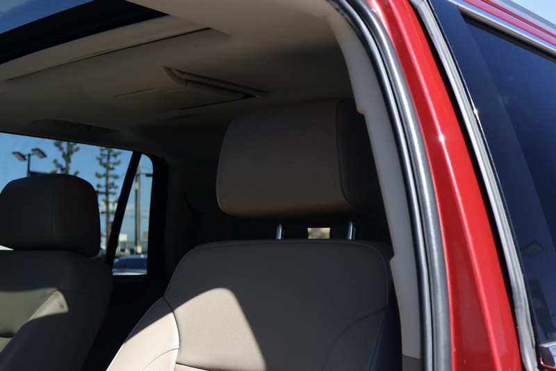 GMC Yukon Vehicle Full-screen Gallery Image 18