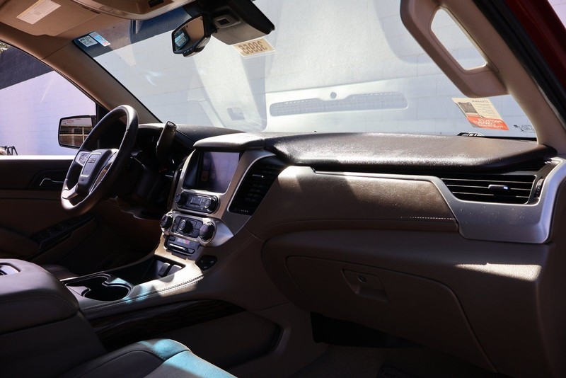 GMC Yukon Vehicle Full-screen Gallery Image 19