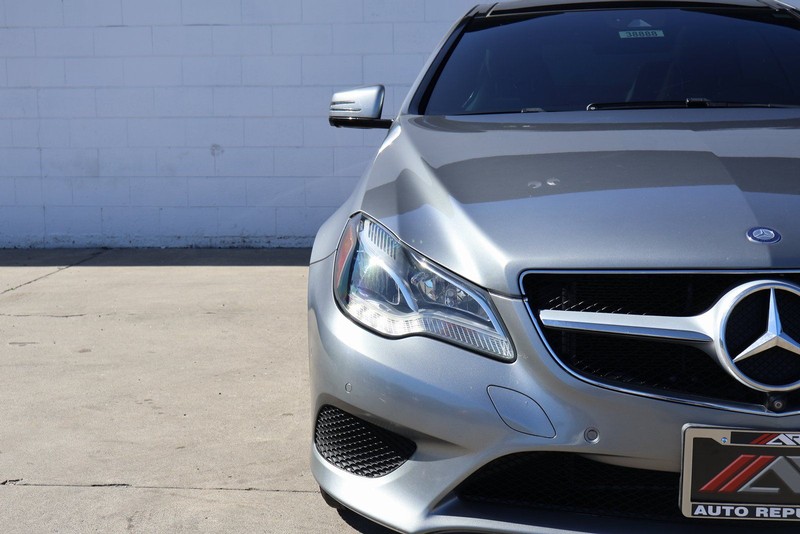 Mercedes-Benz E 350 Vehicle Full-screen Gallery Image 03