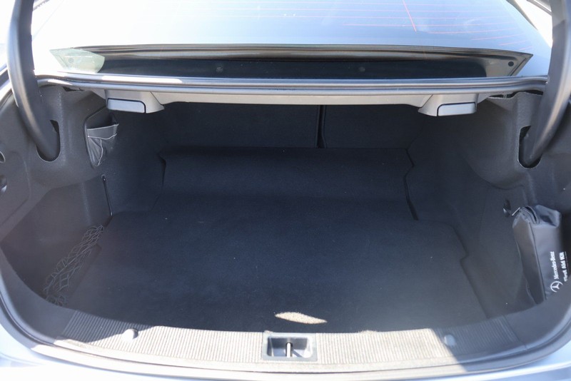 Mercedes-Benz E 350 Vehicle Full-screen Gallery Image 08