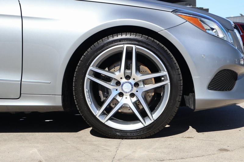 Mercedes-Benz E 350 Vehicle Full-screen Gallery Image 12