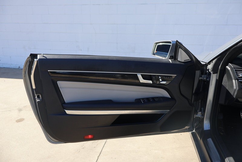 Mercedes-Benz E 350 Vehicle Full-screen Gallery Image 13