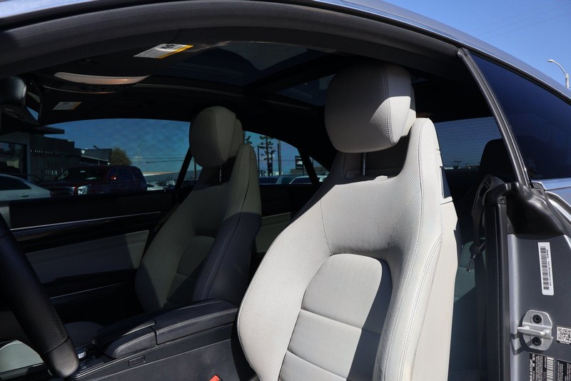 Mercedes-Benz E 350 Vehicle Full-screen Gallery Image 16