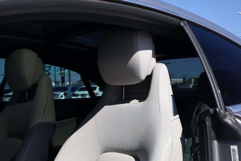 Mercedes-Benz E 350 Vehicle Full-screen Gallery Image 17