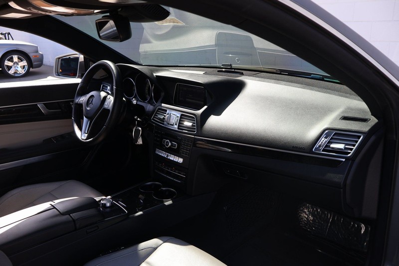 Mercedes-Benz E 350 Vehicle Full-screen Gallery Image 18