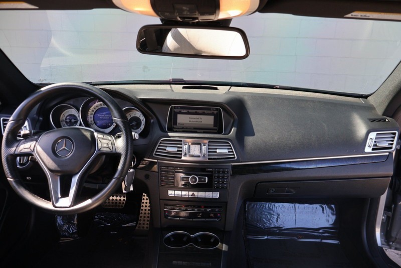 Mercedes-Benz E 350 Vehicle Full-screen Gallery Image 21