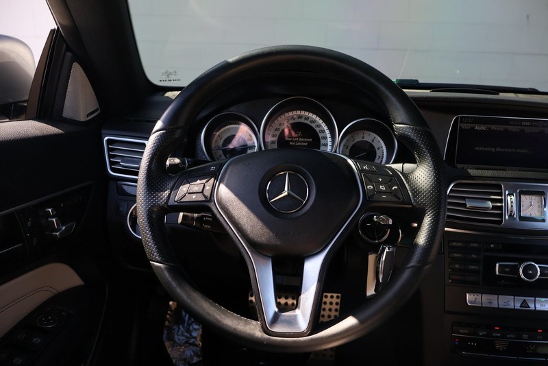 Mercedes-Benz E 350 Vehicle Full-screen Gallery Image 23